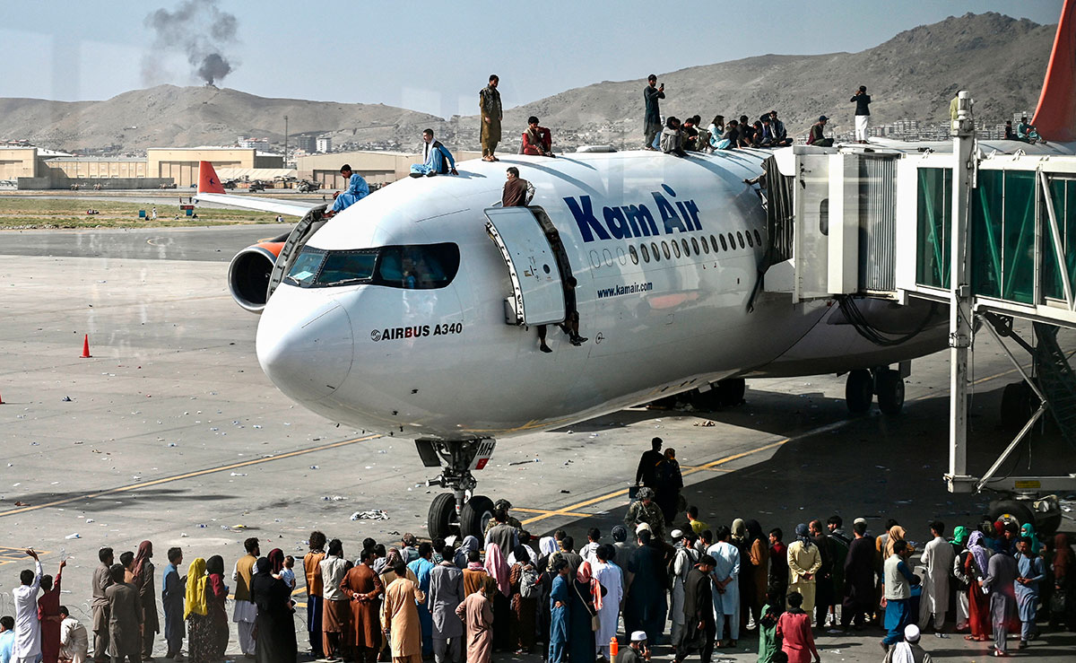 EE.UU. toma el control del Aeropuerto Internacional de Kabul en Afganistán.