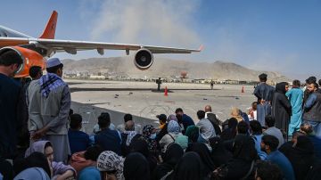 Cientos de afganos esperan salir de Afganistán por el aeropuerto de Kabul.