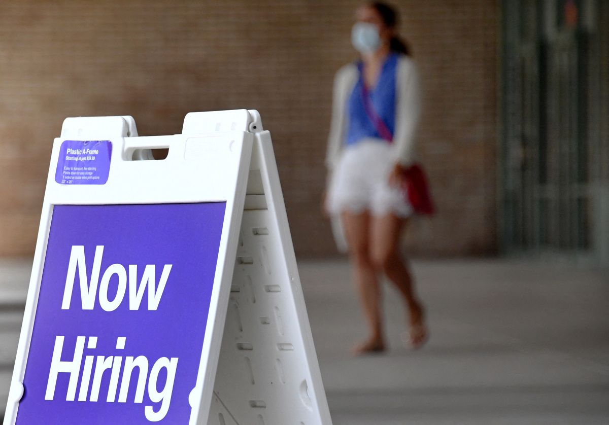 US Unemployment Claims Rise to 353,000 a Week