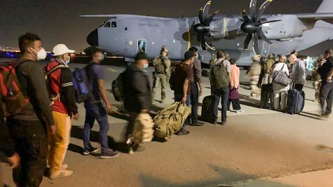 Muchos fueron escoltados seguramente al aeropuerto por los talibanes.