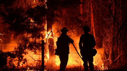 Los bomberos trataron de evitar que el fuego cruzara la autopista 50.