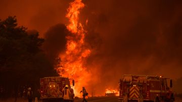 Un incendio forestal arrasó una comunidad en el norte de California.