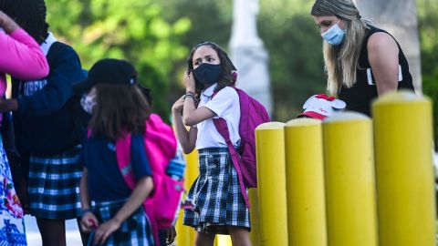 Estudiantes entran a una escuela en Miami, con mascarillas.