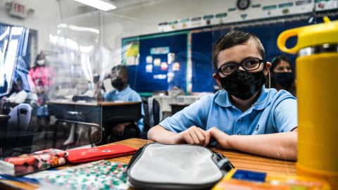 Estudiantes con mascarillas en una escuela de Miami.