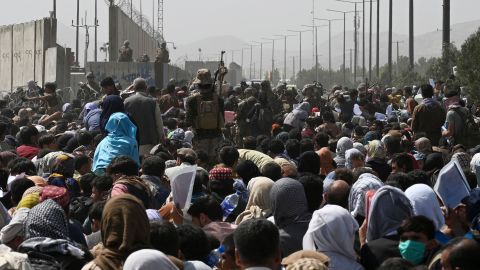 Vista de una calle junto al aeropuerto de Kabul. Miles de personas intentan escapar de Afganistán.