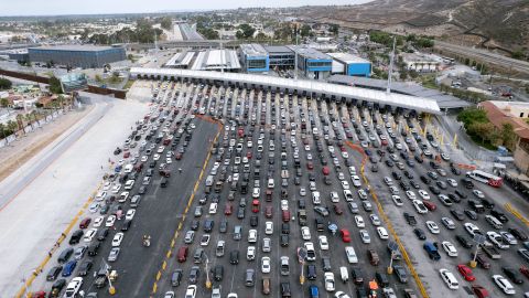 Estados Unidos extiende restricciones en las fronteras con México y Canadá un mes más por COVID-19-GettyImages-1234778396.jpeg