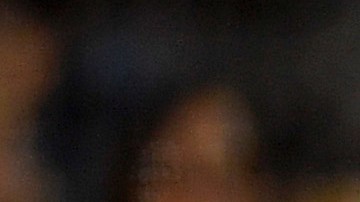 Trea Turner es felicitado por Justin Turner durante el juego que los Dodgers ganaron a los Mets.