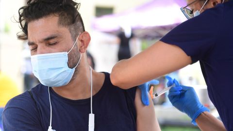 La comunidad empresarial no está dispuesta a que se propague el virus entre sus empleados y por ello son más exigentes con ellos para que se vacunen. / foto: getty.