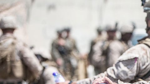 Soldados de Estados Unidos con niño afgano