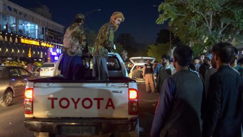 Voluntarios transportaron a los heridos a un hospital en Kabul.