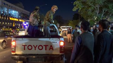 Voluntarios transportaron a los heridos a un hospital en Kabul.