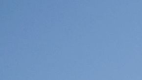 Un talibán custodia el lugar del atentado al aeropuerto de Kabul.