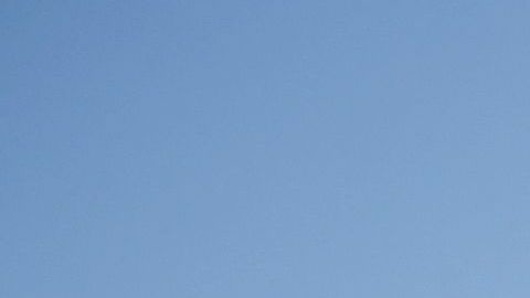 Un talibán custodia el lugar del atentado al aeropuerto de Kabul.