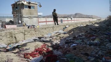 Un talibán custodia el lugar del atentado al aeropuerto de Kabul.