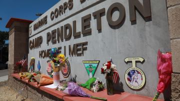 Ofrendas en la entrada a la base Camp Pendleton, California, por la muerte de los 13 militares en Afganistán.