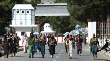 Talibanes custodian la entrada al aeropuerto de Kabul, el 28 de agosto de 2021.