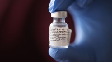 La vacuna de Pfizer contra COVID-19 es la primera con aprobación completa de la FDA.