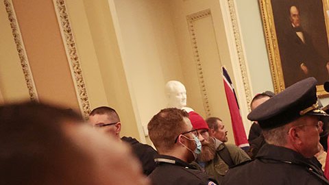 Tercer policía se suicida tras resguardar el Capitolio del asalto “trumpista”