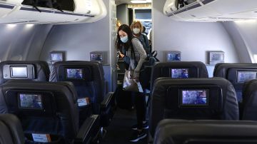 United Airlines recomienda a su tripulación que "no debe sujetar con cinta adhesiva a sus asientos a los pasajeros violentos"-GettyImages-1316532933.jpeg