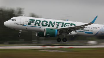 Un pasajero de Frontier Airlines fue atado con cinta adhesiva a su asiento después de haber agredido sexualmente a las auxiliares de vuelo-GettyImages-13239035731.jpg