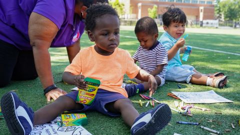 El IRS distribuirá el segundo pago del Crédito Tributario por Hijo a 40 millones de familias este viernes-GettyImages-1328719425.jpeg