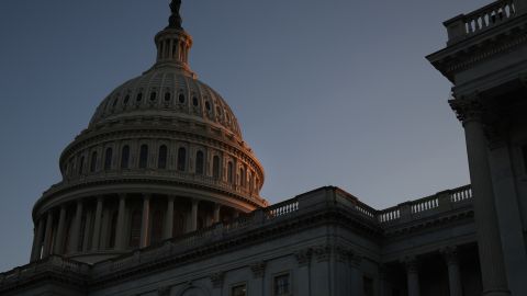 Senado busca resolver esta tarde el tema del techo de la deuda pública del país.