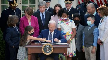 El presidente Biden firmó la ley que otorga la Medalla de Oro del Congreso.
