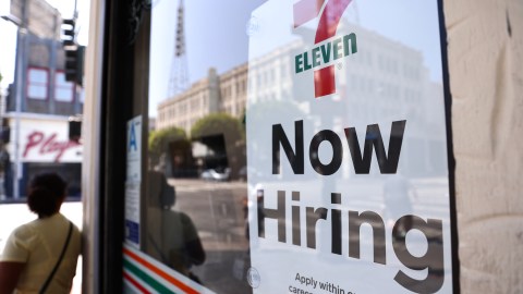 Estados Unidos agregó más de 900,000 puestos de trabajo en julio, la mayor ganancia mensual desde agosto del año pasado.
