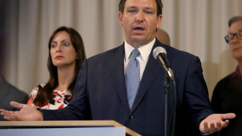 Gobernador de Florida amenaza el salario de los líderes escolares que pretendan obligar el uso de mascarillas.