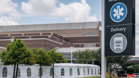 Los hospitales de Texas han vuelto a instalar carpas médicas ante el aumento de casis.