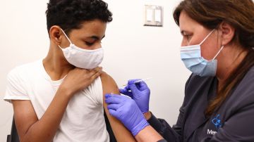 FDA autoriza una dosis adicional de vacuna contra COVID-19 para las personas más vulnerables