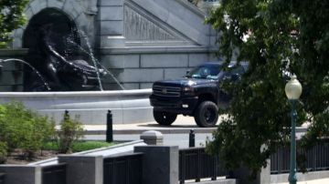 El sospechoso parqueó su camión cerca del Capitolio y amenazó con una bomba.