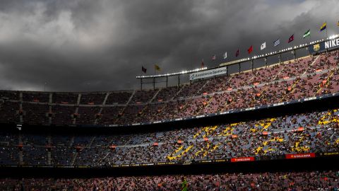 Los hinchas azulgranas expresaron su descontento por la salida de Messi.