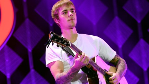 Justin Bieber se roba las miradas al posar como nunca en elegante traje