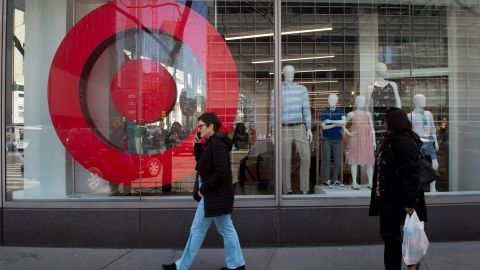 Target ofrece pagar la universidad y los libros de texto para atraer a más trabajadores-GettyImages-666941362.jpg
