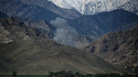 La foto de archivo muestra un ataque aéreo contra militantes del Estado Islámico (EI) en Nangarhar, el 14 de abril de 2017.