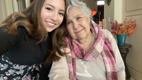 Giovanna Traconis se vacuna contra covid-19 para estar más cerca de su abuelita Guadalupe. (Cortesía Giovanna Traconis)