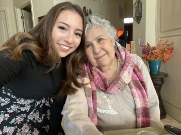 Giovanna Traconis se vacuna contra covid-19 para estar más cerca de su abuelita Guadalupe. (Cortesía Giovanna Traconis)