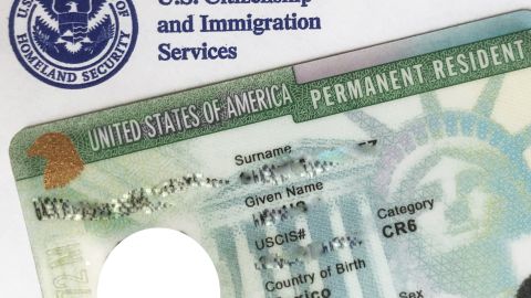 CDC ordena que inmigrantes que pidan la ‘green card’ deberán estar vacunados contra coronavirus