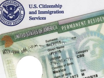 CDC ordena que inmigrantes que pidan la ‘green card’ deberán estar vacunados contra coronavirus