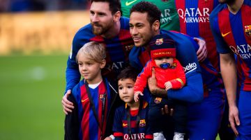 Lionel Messi y Neymar con sus hijos.