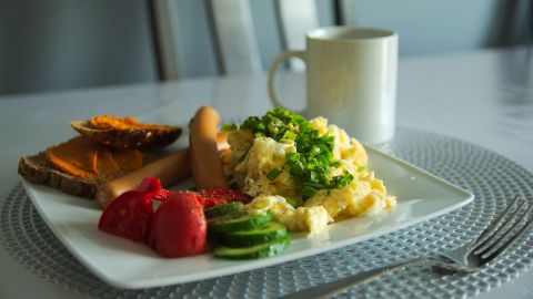 Desayuno con huevos revueltos