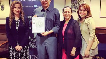 Daniel Meza Cortés recibe su diploma de bachillerato del personal de la UNAM-LA. (Suministrada)