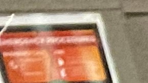 Lanchi Vu, de la farmacia Rite Aid, vacuna el estudiante de CSUDH Carlos Escobar. / foto: Jorge Luis Macías.