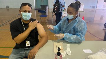 Personal de la escuela San Fernando Middle School recibe su vacuna. (Suministrada)