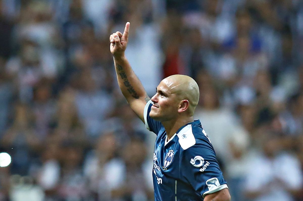 An idol returns to Mexico: the “Chupete” Suazo was officially announced by Monterrey