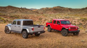 Foto de dos modelos del Jeep Gladiator 2021