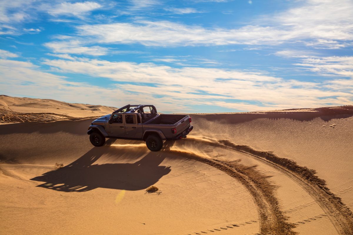 Foto del Jeep Gladiator 2021 corriendo por el desierto