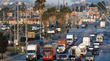 Tráfico de camiones y automóviles a lo largo de East Anaheim Street, en el vecindario de Wilmington de Los Ángeles, cerca del Puerto de Los Ángeles. La gran mayoría de los camiones que entran y salen de los puertos de Los Ángeles y Long Beach son diésel. (Foto: Carolyn Cole / Los Angeles Times)