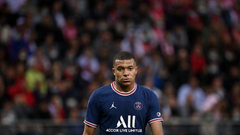 Mbappé sufre una lesión a un mes de enfrentar al Madrid.